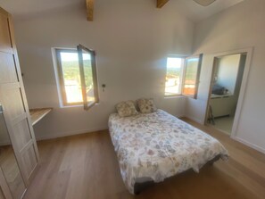 1 bedroom, WiFi, bed sheets - Gîte overlooking Peyrepertuse with garden (Rouffiac-des-Corbières)