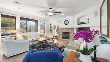 Een televisie, een open haard en een kantoor