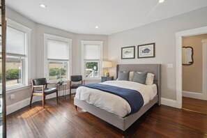 6 habitaciones, escritorio y tabla de planchar con plancha