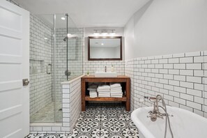 Douche, sèche-cheveux, serviettes fournies, savon