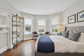 6 bedrooms, desk, iron/ironing board, travel cot