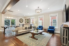 电视、书、办公室