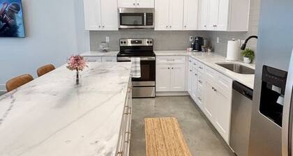Boudreaux House+KING Bed+Full Kitchen+65" TV+WiFi