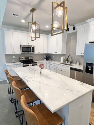 Boudreaux House+KING Bed+Full Kitchen+65" TV+WiFi