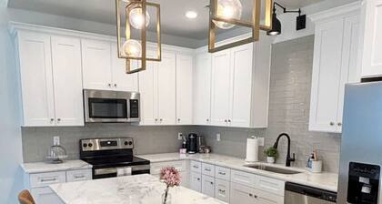 Boudreaux House+KING Bed+Full Kitchen+65" TV+WiFi