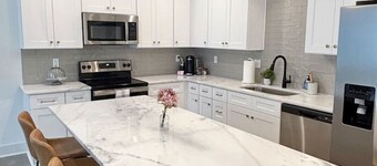 Boudreaux House+KING Bed+Full Kitchen+65" TV+WiFi