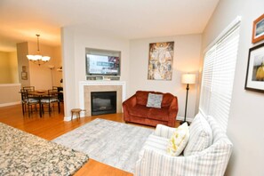 Smart TV y chimenea 