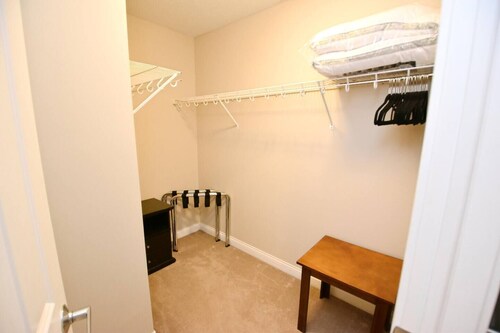 Spacious 3br 3. 5 bath townhome w/garage (123p)
