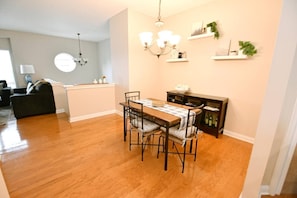 A dining area with a wooden table, chairs, and a chandelier. - Spacious 3br 3. 5 bath townhome w/garage (123p) (South Bend)