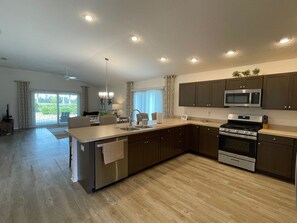 冷蔵庫、電子レンジ、オーブン、コンロ