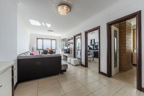 Căn hộ tiện nghi đơn giản, ban công, quang cảnh bãi biển | Khu phòng khách