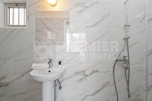 Douche, serviettes fournies