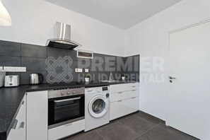 Frigorífico, microondas, horno y placa de cocina