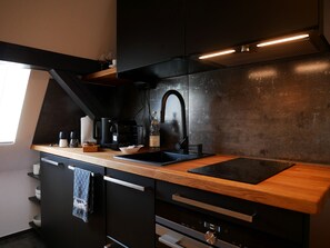 Kylskåp, mikrovågsugn, ugn och spishäll