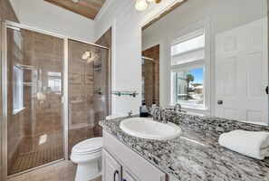 Douche, séchoir à cheveux, serviettes fournies