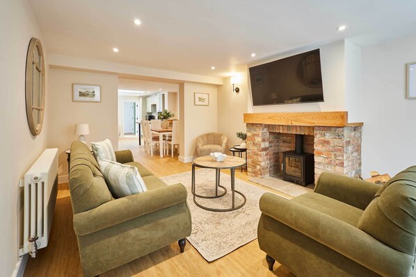 Fernseher, Kamin, Videospiele, Arbeitsbereiche