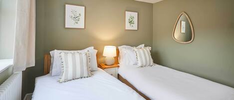 3 bedrooms, iron/ironing board, bed sheets