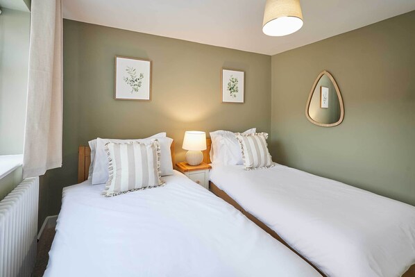 3 makuuhuonetta, silitysrauta/-lauta, vuodevaatteet