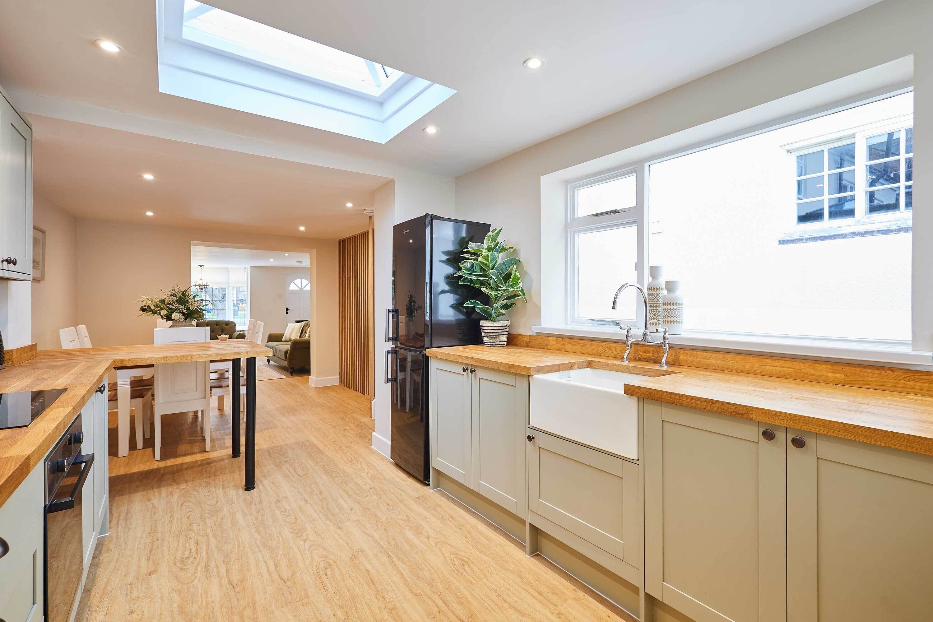 Kylskåp, mikrovågsugn, ugn och spishäll