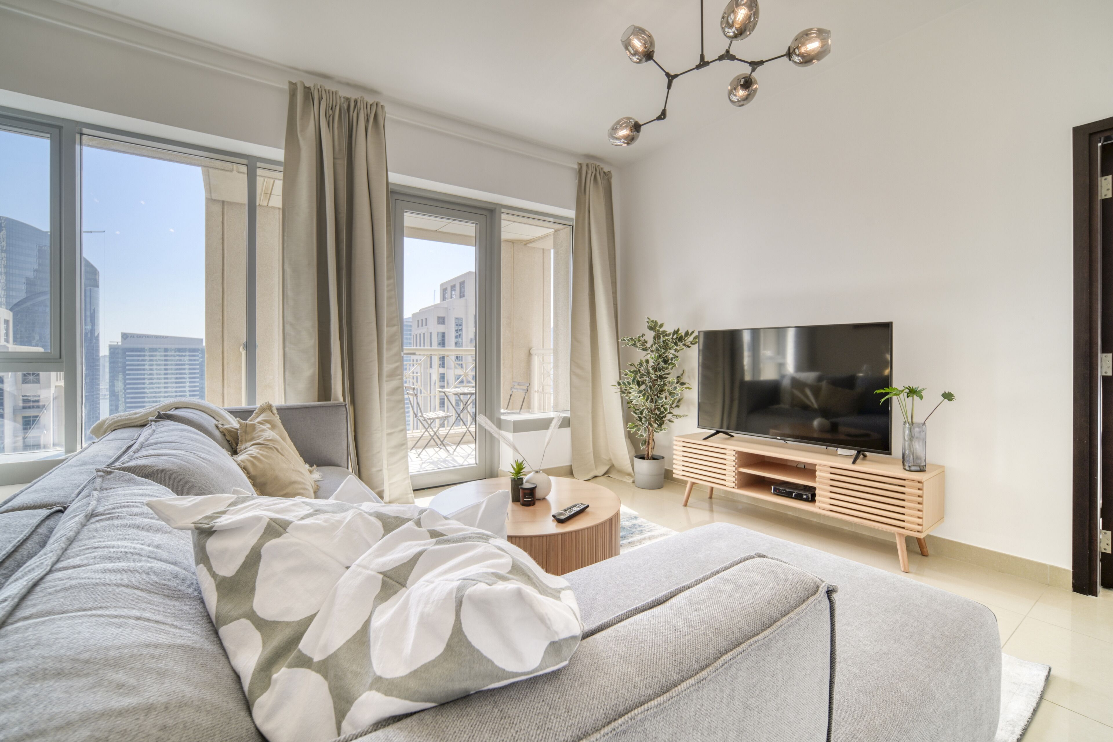 พรีเมียร์อพาร์ทเมนท์, เตียงคิงไซส์ 1 เตียง, ระเบียง, วิวเมือง | บริเวณนั่งเล่น | สมาร์ททีวี 55 ซม. พร้อมช่องดิจิตอล