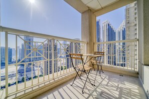 Premier Apartment, 1 King Bed, Balcony, City View | Balcony