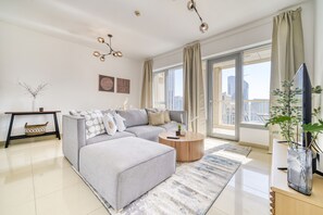 Premier-lejlighed - 1 kingsize-seng - balkon - byudsigt | Opholdsområde | 55-centimeters smart-tv med digitale kanaler