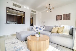 프리미어 아파트, 킹사이즈침대 1개, 발코니, 시내 전망 | 거실 공간 | 디지털 채널 시청이 가능한 55cm 스마트 TV