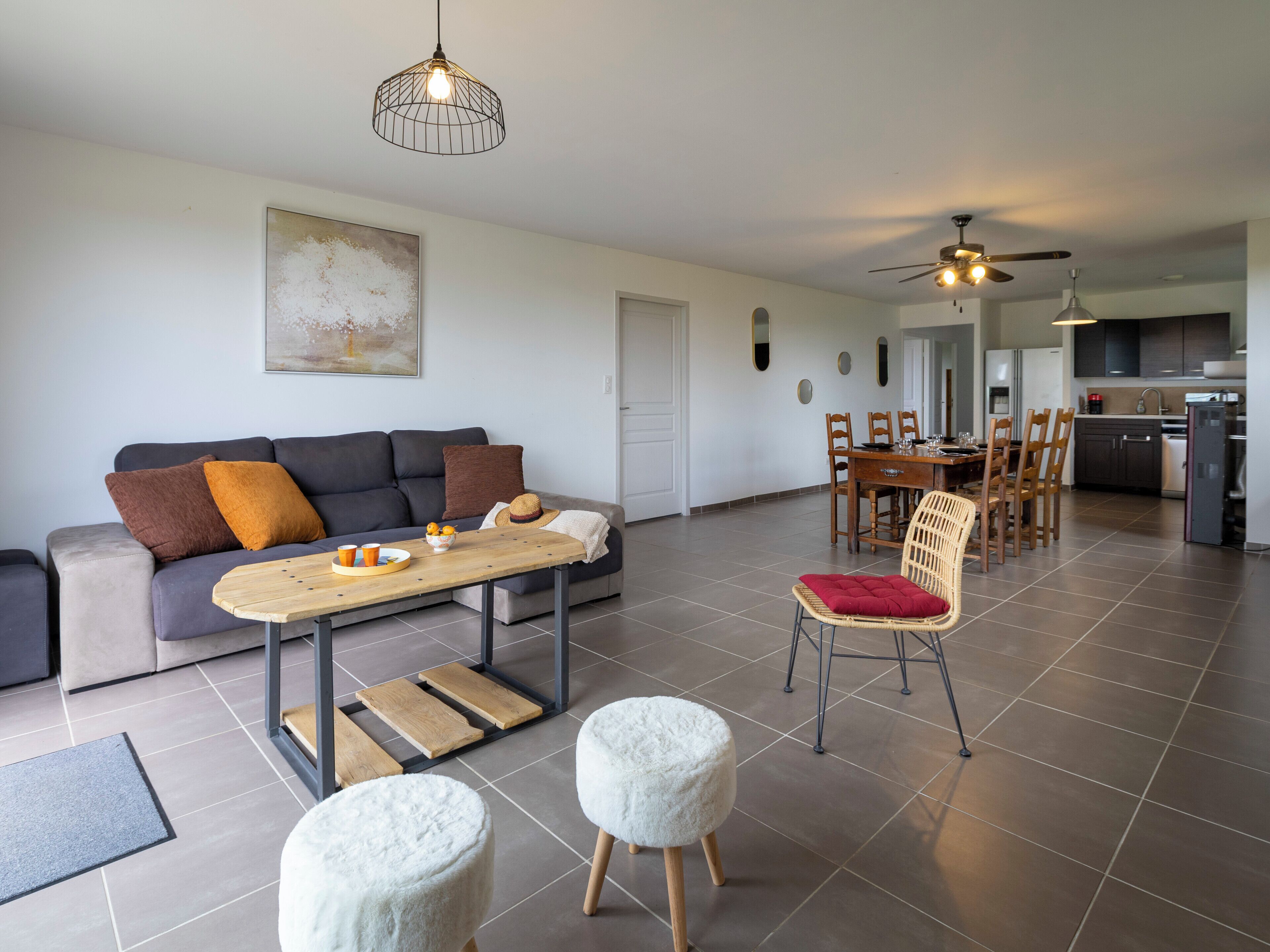 电视、壁炉、书