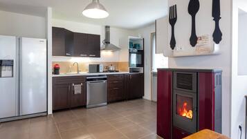 Réfrigérateur, micro-ondes, four, plaque de cuisson