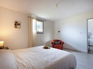 3 bedrooms, travel crib, WiFi, bed sheets