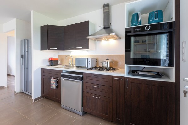 Fridge, microwave, oven, stovetop