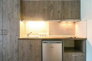 Kühlschrank, Herdplatte, Wasserkocher mit Kaffee-/Teezubehör, Hochstuhl