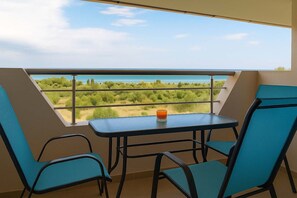 Outdoor dining - Aquamare Studio Pool and Seaview Gem (Pefkochori)