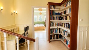 4 chambres, bureau, fer et planche à repasser, lit de bébé portatif