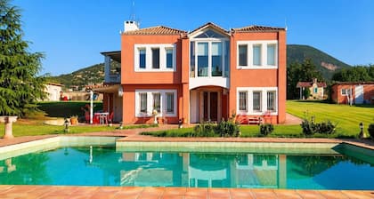 Villa Avra - Private Garden & Pool Oasis in Drama