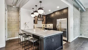 Réfrigérateur, micro-ondes, four, plaque de cuisson