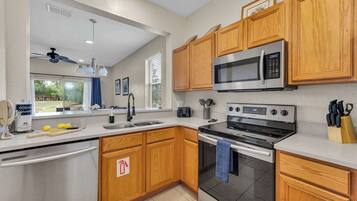 Frigorifero, forno, piano cottura, lavastoviglie