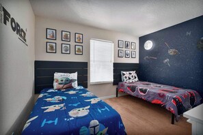 A bedroom with two beds, Star Wars-themed bedding, a wall with Star Wars artwork, and a Star Wars mural on the wall. - Peaceful Townhome w/ Patio & Resort Access (Davenport)