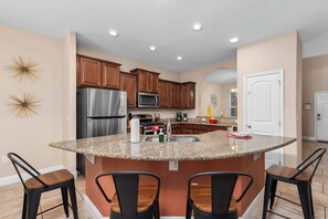 Kylskåp, mikrovågsugn, ugn och spishäll