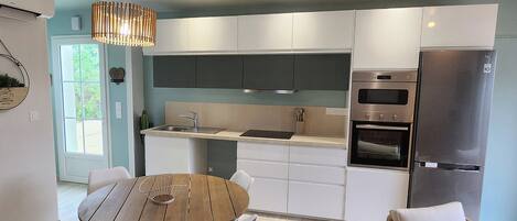 Geladeira, micro-ondas, fogão, cooktop
