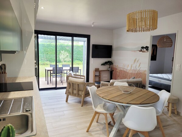 2 bedrooms, travel crib, free WiFi