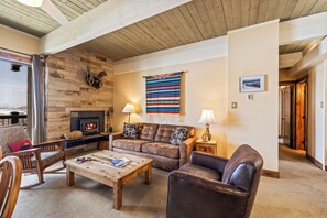 Una televisión, una chimenea