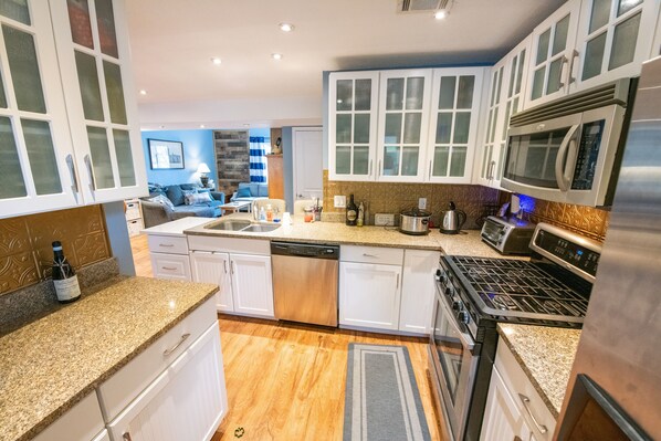 Condo, 2 habitaciones | Cocina privada | Refrigerador, horno, cafetera y tetera y tostadora 