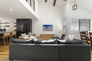 Appart'hôtel, 4 chambres | Coin séjour | TV connectée