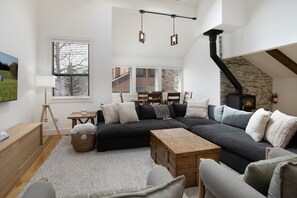 Appart'hôtel, 4 chambres | Coin séjour | TV connectée