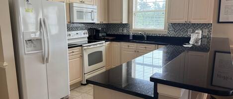 Appart'hôtel, 3 chambres | Cuisine privée | Réfrigérateur, four, cafetière/bouilloire, grille-pain