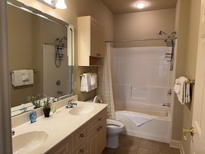 Bathroom - Magnolia Pointe Luster Leaf 4894-301 3 Bedroom Condo (Myrtle Beach)