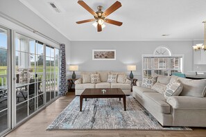Condo, 2 Bedrooms | Living area