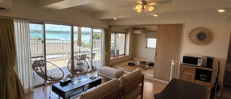 Casa, no se aceptan mascotas, vista al océano (3 bedroom 3LDK) | Área de sala de estar | Televisión de pantalla plana