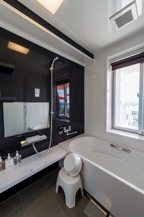 Combined shower/tub, hair dryer, towels, soap - Four Season Resort Kouri (Nakijin)